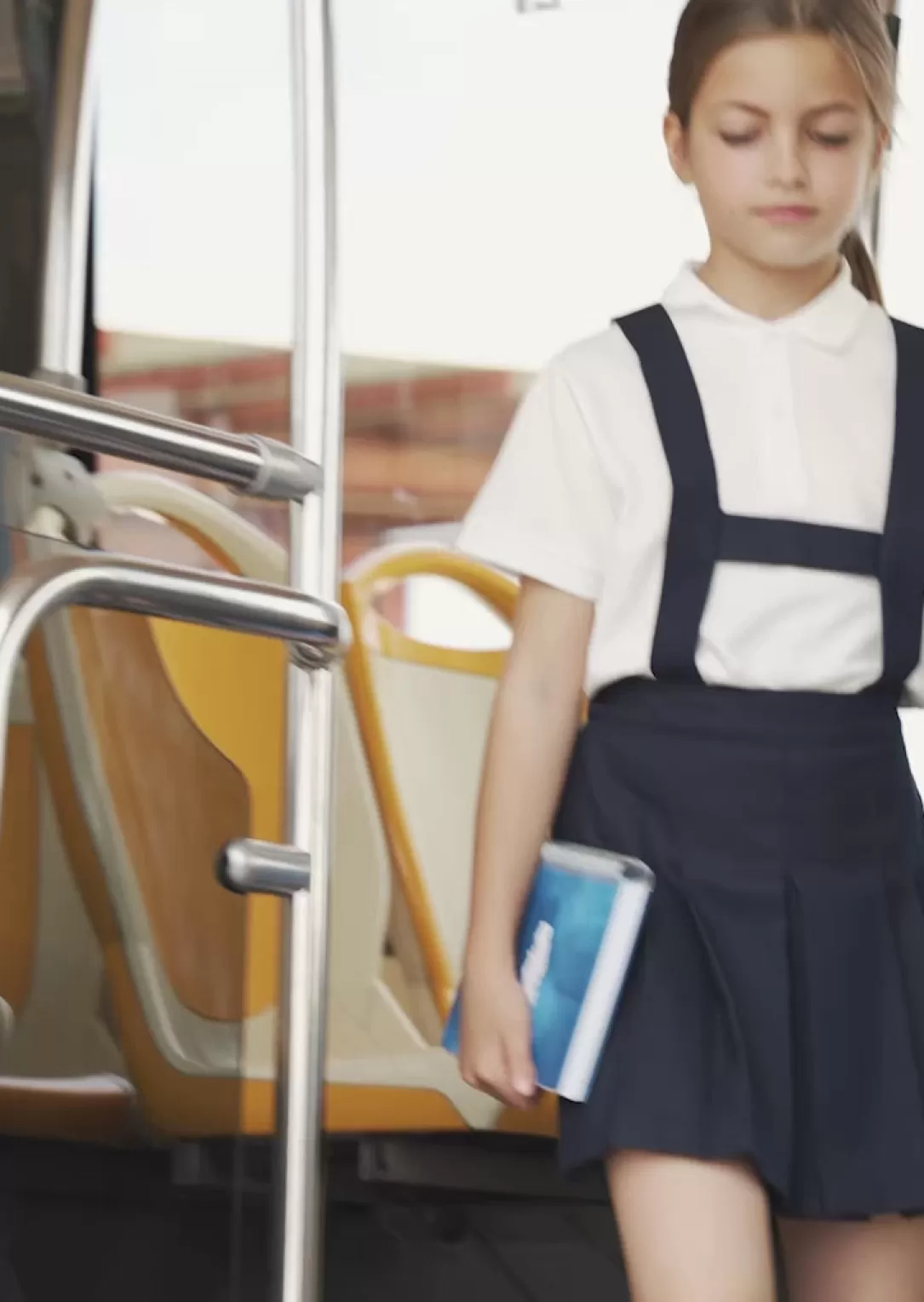 mocasines_de_nia_tiras_negro_bw_4.webp Conguitos Zapatos | Colegiales^Mocasines De Niña Tiras Negro B&W